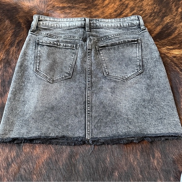 Old Navy Stonewashed Black Mini Skirt! Size 4 , Career, Casual , Office, Classic - Picture 2 of 5